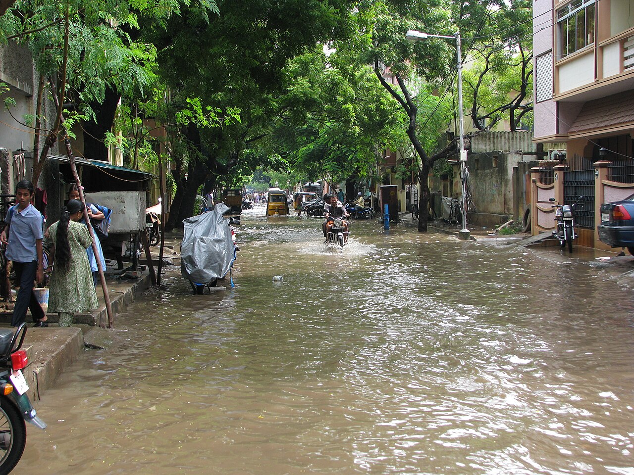 Delhi-NCR में भारी बारिश का कहर, Noida में इमारत गिरी!