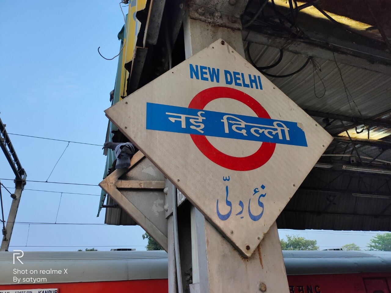 New Delhi Railway Station पर हुआ Bollywood जैसा सीन, Indonesian Tourist का वीडियो वायरल