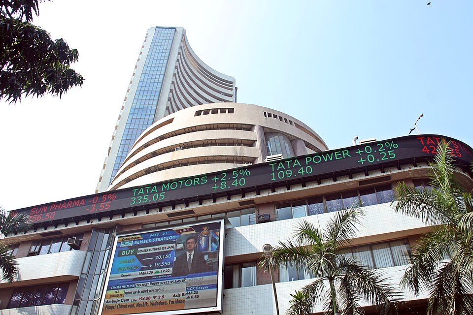 Sensex 700 अंक टूटा, Nifty भी लाल निशान में — West Asia Tension का बाजार पर असर